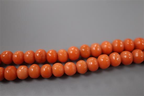 A single strand graduated coral bead necklace, clasp a.f., 49cm, gross weight 16 grams.